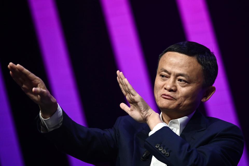 Jack Ma, CEO del gigante chino de comercio electrónico Alibaba, hace gestos mientras habla durante su visita a la feria de innovaciones y startups Vivatech, en París, el 16 de mayo de 2019. Foto: PHILIPPE LOPEZ/AFP/Getty Images)