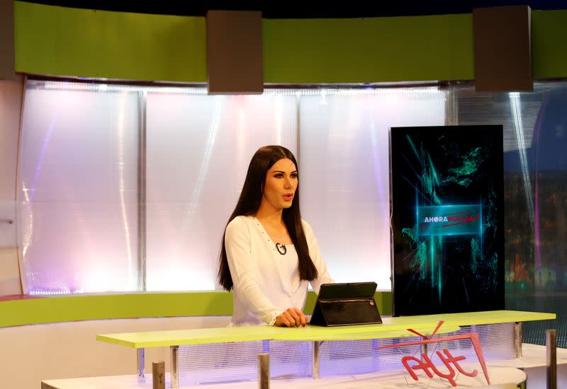 Imagen de Leonie Dorado, una presentadora de noticias transgénero, en un estudio de televisión en medio de la pandemia de COVID-19 en La Paz