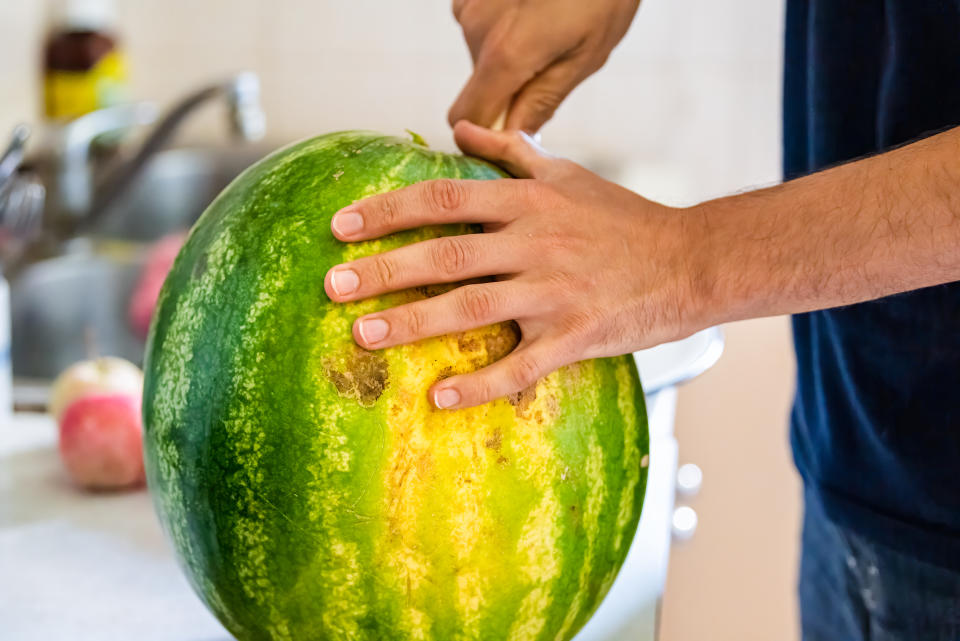 Hat die Melone auf der Unterseite einen gelben Fleck, hat sie beim Reifen lange in der Sonne gelegen. (Bild: Getty Images)