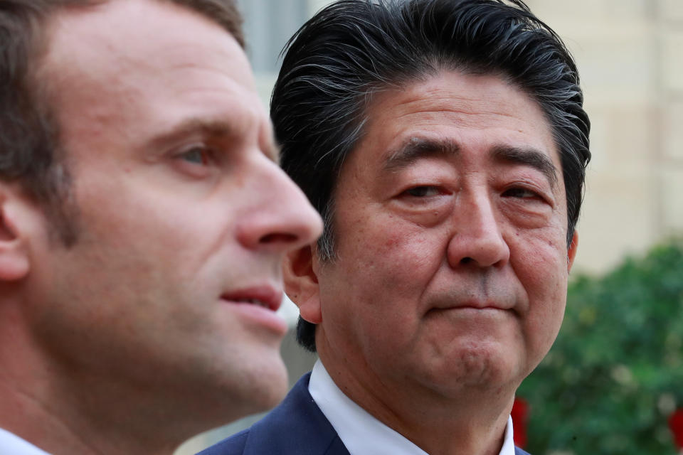 日本首相安倍晉三訪歐抵達第二站法國，周三（17日）與總統馬克宏（Emmanuel Macron）會面，圖片來源：AP