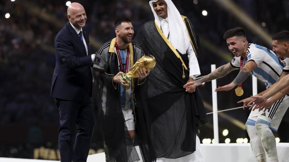 La 'túnica' de Messi emborrona la foto del triunfo de Argentina en el  Mundial