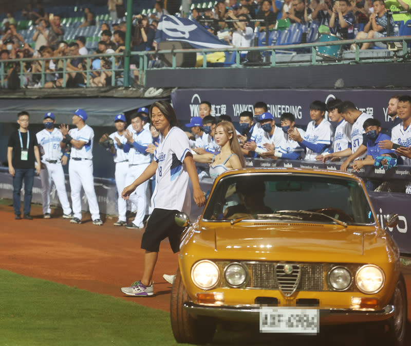 姜成鎬為中職開球  開跑車進場（2） 美籍韓裔好萊塢巨星「韓哥」姜成鎬（前左）19日晚 間開著跑車進入新莊棒球場，為中華職棒富邦悍將隊 開球，不只球迷為之瘋狂，球員們也相當興奮。 中央社記者張新偉攝  112年7月19日 