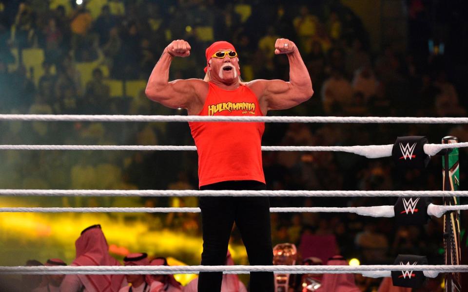 Und heute? Nach seinem tiefen Fall hat sich Hulk Hogan inzwischen wieder rehabilitiert. Die WWE hat ihn "begnadigt" und ließ ihn bis zuletzt immer wieder bei Events auftreten - unter anderem auch 2021 bei "WrestleMania 37". Seine Karriere als aktiver Kämpfer hat der inzwischen 68-Jährige aber bereits 2012 beendet. (Bild: Fayez Nureldine/AFP/Getty Images)