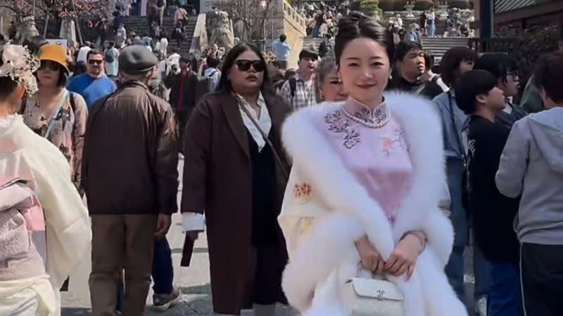 中國服裝設計師去日本旅遊時，特意換上「手工旗袍」。（圖／翻攝自小紅書）