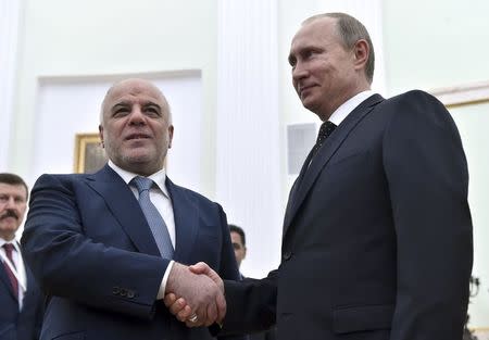 Russian President Vladimir Putin (R) shakes hands with Iraqi Prime Minister Haider al-Abadi during their meeting at the Kremlin in Moscow, Russia, May 21, 2015. REUTERS/Kirill Kudryavtsev/Pool