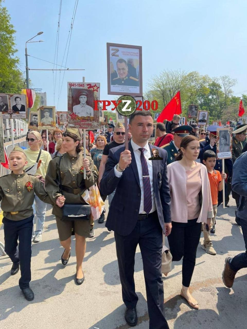 A friend of Ivanov carried his portrait at a march of the ‘immortal regiment’ (Ukraine’s Department for Strategic Communications)