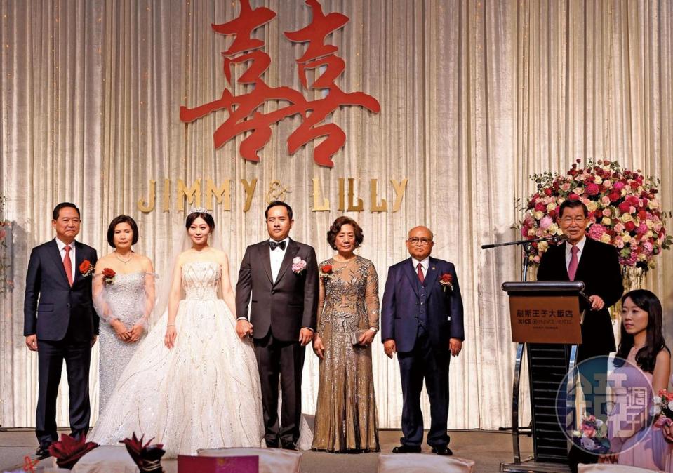 這場婚宴政商雲集，前副總統蕭萬長是陳冠翰、李莉的證婚人。