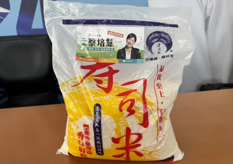 ▲重達5公斤的壽司米，包裝上貼有蔡培慧貼紙。（圖／游顥競總提供，2024.01.03）