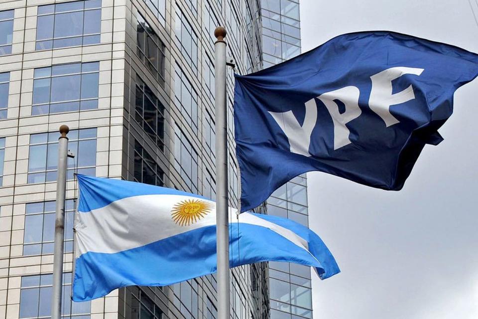 Según el reporte de Moody's, YPF tiene vencimientos por más de US$400.000. Banco Hipotecario, que ya había iniciado una reestructuración previo a esta comunicación, junta más de US$250.000, e IRSA, más de US$150.000