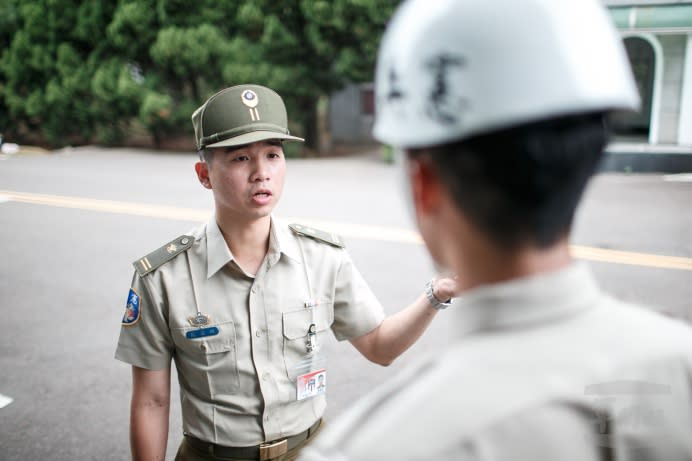 服務於陸軍六軍團憲兵連的施崴竣雖然平時工作是一位輔導長，但工作之餘，就是一位唱作俱佳的音樂才子，除了在國防部發言人臉書、莒光園地能夠聽到他的歌聲外，最近國軍形象連續劇「最好的選擇」片尾曲「手牽著手」，也是他的代表作之一。（軍聞社記者陳軍均攝）