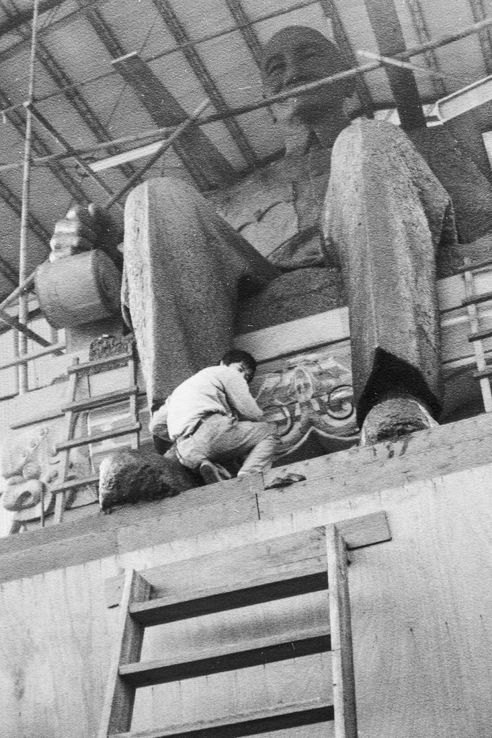 林木川為高雄文化中心雕塑的蔣公銅像，評審委員曾批評這尊銅像雙腿開開，不雅觀。（林木川提供）