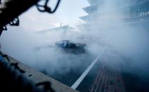 <p>Rennfahrer Kasey Kahne veranstaltet ein sogenanntes „Burn-out“, nachdem er das „NASCAR Brickyard 400“-Autorennen im US-amerikanischen Indianapolis gewonnen hat: Er lässt hierfür die Räder einer Achse durchdrehen. (Bild: AP Photo/Rob Baker) </p>