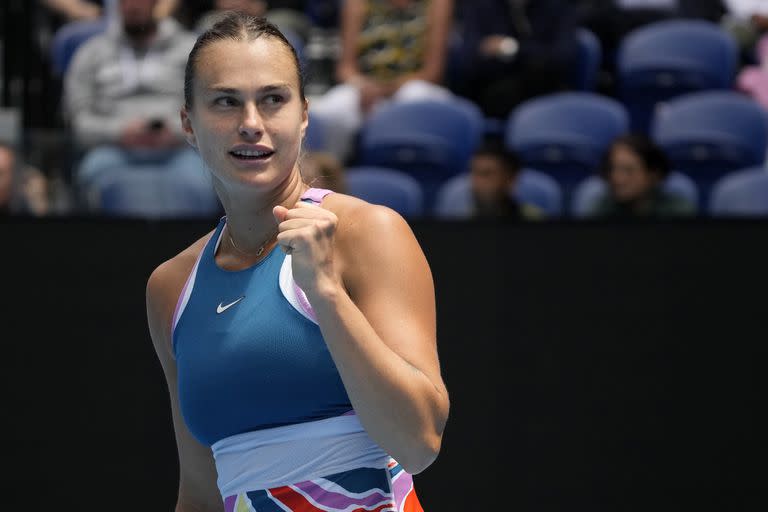 La bielorrusa Aryna Sabalenka alcanzó la final en singles femenino; ella, al igual que los jugadores rusos, compite sin la identificación de la bandera de su país