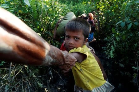 Rohingya refugees arrive to the Bangladeshi side of the Naf river after crossing the border from Myanmar, near Palang Khali, Bangladesh October 16, 2017. REUTERS/Jorge Silva