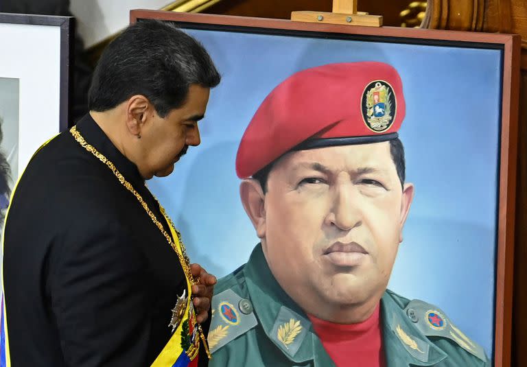 Nicolás Maduro junto al retrato de Hugo Chávez