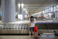 Foto del lunes de una mujer con una máscara en el aeropuerto de Changsha, en la provincia china de Hunan