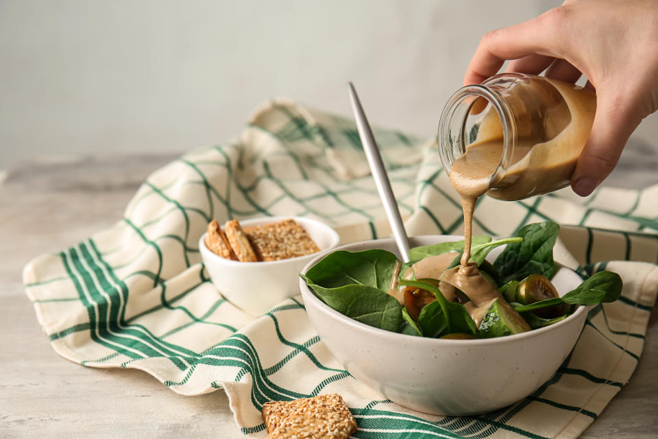 Lecker und vielseitig: Sesam-Sauce ist nicht umsonst ein fester Bestandteil der japanischen Küche. (Symbolbild: Getty Images)