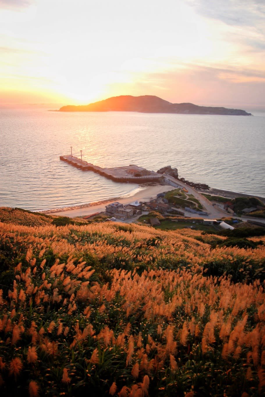 馬祖連江縣莒光鄉分成東莒與西莒兩個島嶼，這是夕陽時分的西莒島。   圖：Jen攝影/提供