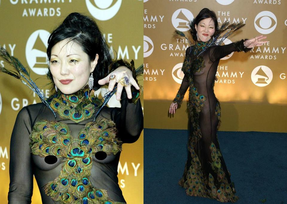 <p><strong>Quand : 8 février 2004 </strong><br> Margaret Cho a décidé de dévoiler son corps dans cette robe semi-transparente et moulante visiblement inspirée du paon et signée Derek of Narcisse, lors de la 46e cérémonie des Grammy Awards. Il s’agit encore aujourd’hui d’une des tenues les plus osées et légères de l’histoire des Grammys. <em>(Photo : Getty)</em> </p>