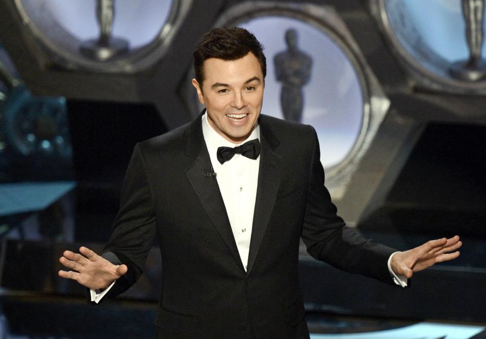 <p>Die Moderatoren der Oscar-Verleihung versuchen immer wieder, sich in Sachen Witz zu übertrumpfen. Für Host Seth MacFarlane ging das 2013 allerdings nach hinten los: Er machte diverse Witze über häusliche Gewalt – darüber konnten viele nicht lachen. Auch Chris Rock sorgte nur zwei Jahre später für Aufsehen. Er holte asiatische Kinder auf die Bühne und tat so, als seien sie jene Personen, die die Stimmen der Akademiemitglieder für die Auszeichnungen zusammenzählen würden. Rock erklärte scherzhaft, dass asiatische Kinder aber eigentlich Telefone bauen würden. Diese Verwendung von Stereotypen kam gar nicht gut an – die Akademie musste sich wenige Tage später entschuldigen. (Bild: Kevin Winter/Getty Images) </p>