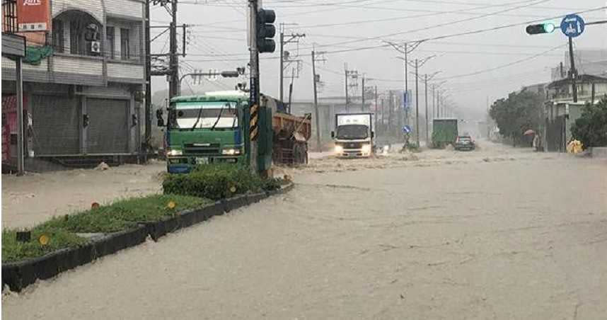 高雄市仁武區下午出現強降雨，水管路近義大二路口淹水，水深達30公分約1輪胎高，影響人車通行，轄區警方獲報後，到場拉封鎖線並進行交通管制，僅開放1車道通行。（圖／警方提供）