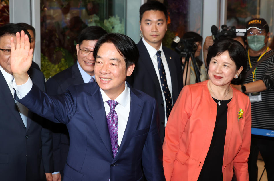 鮮少公開亮相的第一夫人吳玫如（前右），昨與丈夫、總統賴清德（前左）進入國宴會場。記者劉學聖／攝影
