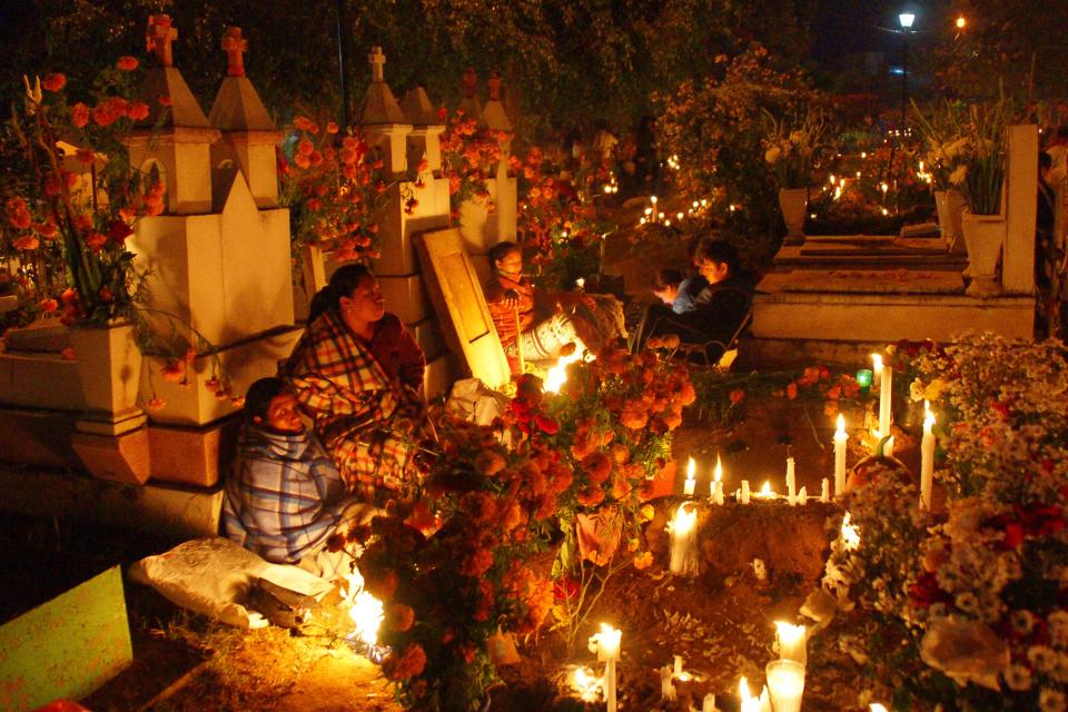 FOTOS | La tradicional velada en panteones de Oaxaca