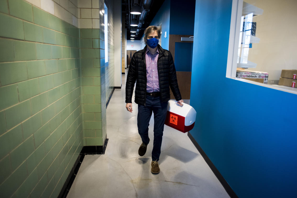 Nicolas Devos llega con un nuevo lote de muestras de coronavirus a la unidad de recursos compartidos de tecnología para la secuenciación y la genómica de la Universidad Duke, en Durham, Carolina del Norte, el 3 de febrero de 2021. (Pete Kiehart/The New York Times)