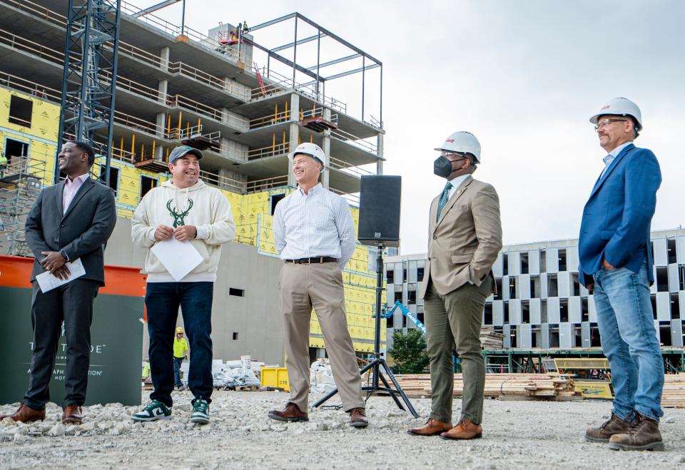 County Executive David Crowley, Milwaukee Bucks President Peter Feigin, J.H. Findorff & Son Inc.  Executive Vice President Jeff Tubbs, Mayor Cavalier Johnson and Findorff Senior Project Manager Eric Sadler at the Trade Hotel MKE's topping-off ceremony.