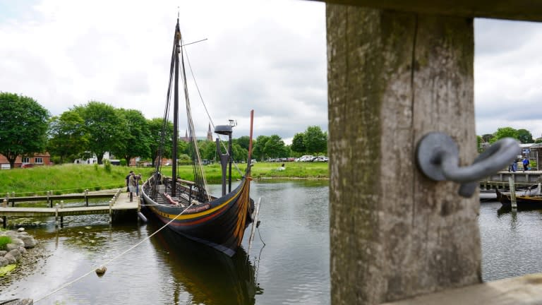 Una recreación de una nave vikinga, anclada el 28 de mayo de 2024 en el Museo del Barco Vikingo de Roskilde, en Dinamarca (James Brooks)