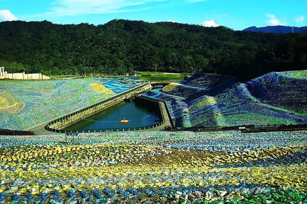 繽紛的寶特瓶組成了巨大的地畫作品。（圖片來源／星空草原）