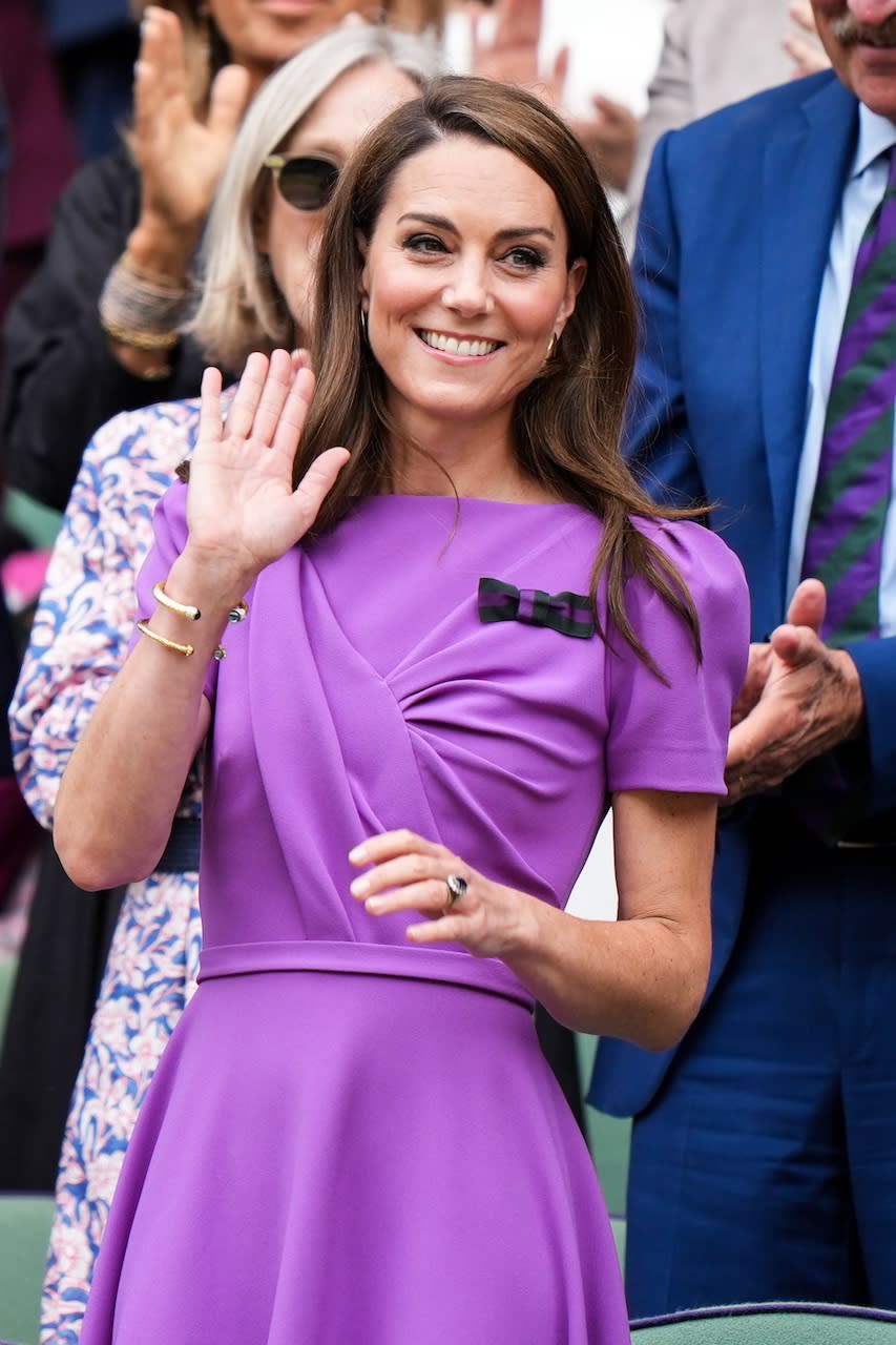 Princess Kate appears at Wimbledon tennis match!She looks good and remains elegant. The purple dress and handbag she wears are also from British brands.