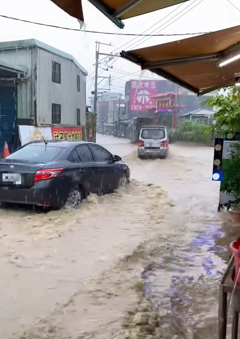 延平北路也出現淹水災情。（圖／網友提供）