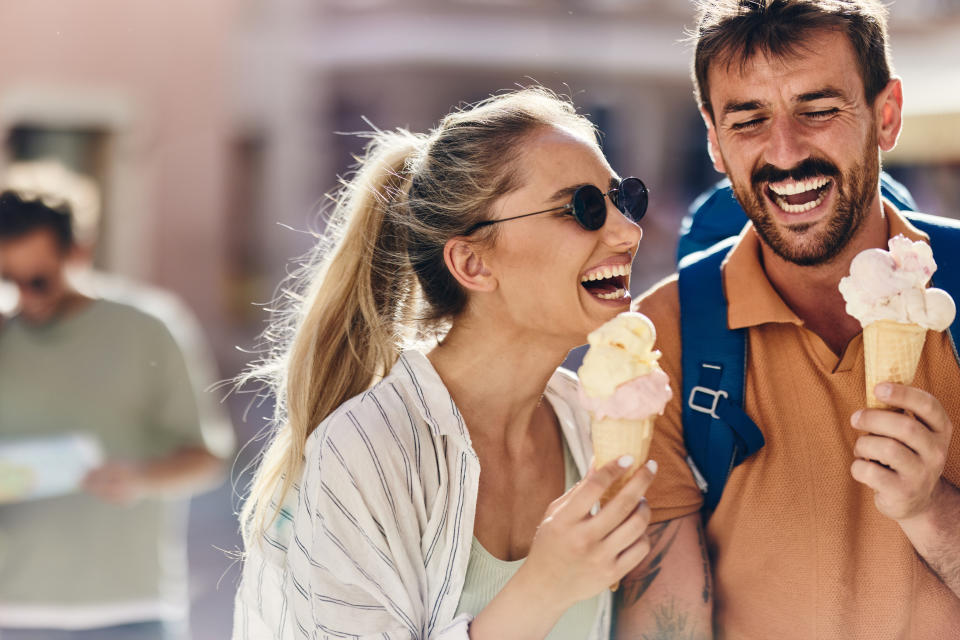 Queerplatonic relationship: Man and woman eating ice cream