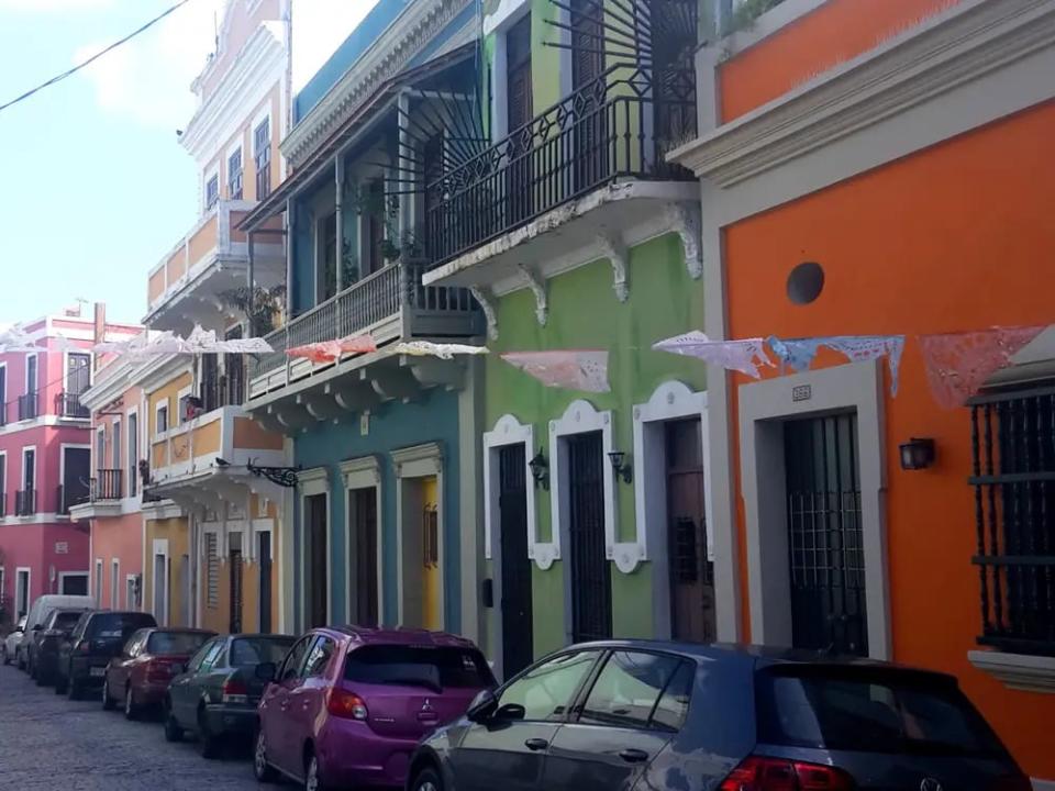 Die Straßen von San Juan sind gefüllt mit bunten Gebäuden. - Copyright: Sharon Waugh