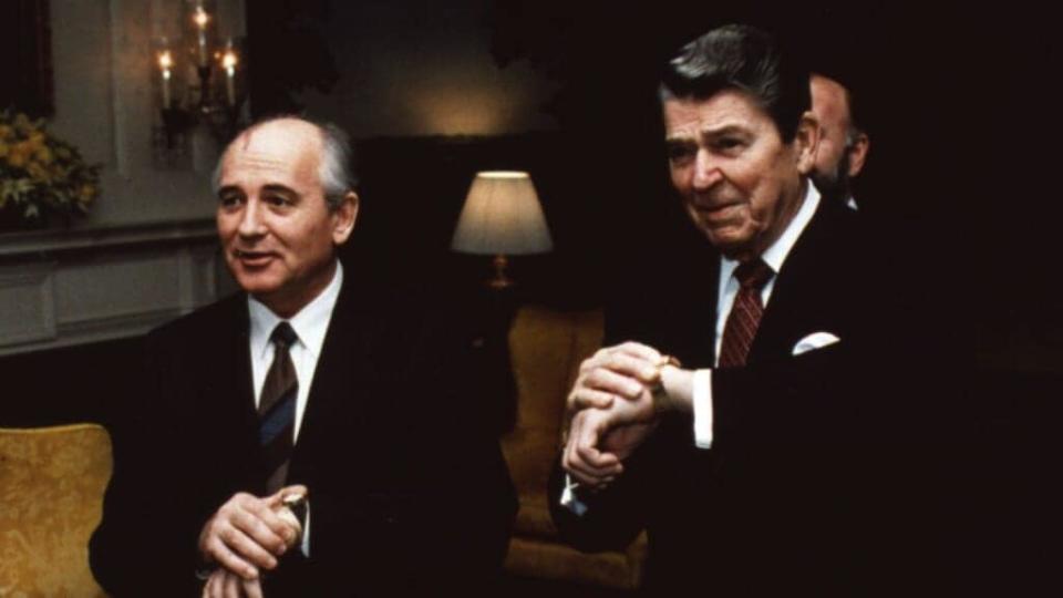 Ronald Reagan, the 40th President of the United States, and Soviet leader Mikhail Gorbachev (right) synchronize their watches. (Photo by MPI/Getty Images)