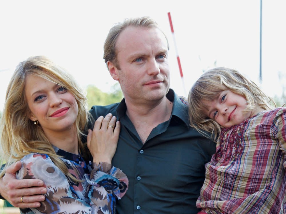 "Sechzehneichen": Laura Eichhorn (Heike Makatsch), mit ihrem Mann Nils Eichhorn (Mark Waschke) und Tochter Fanny (Tarja Loos). (Bild: HR/Pressestelle)