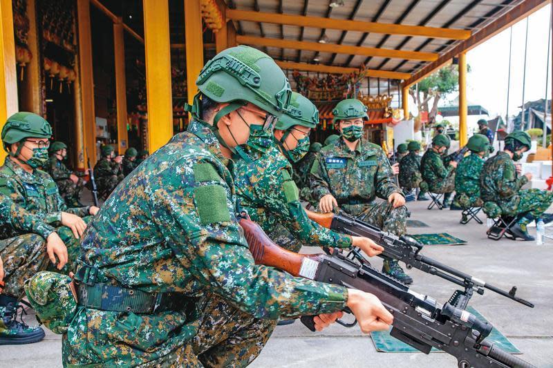 由於中國舉行大規模軍事演習，「戰爭發生是否該上戰場」成為網路熱議話題。（示意圖，國防部提供）