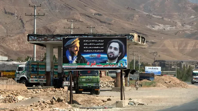Ahmad Massoud (der) y su padre en una pancarta en el Valle de Panjshir antes de que los talibanes tomaran el poder.
