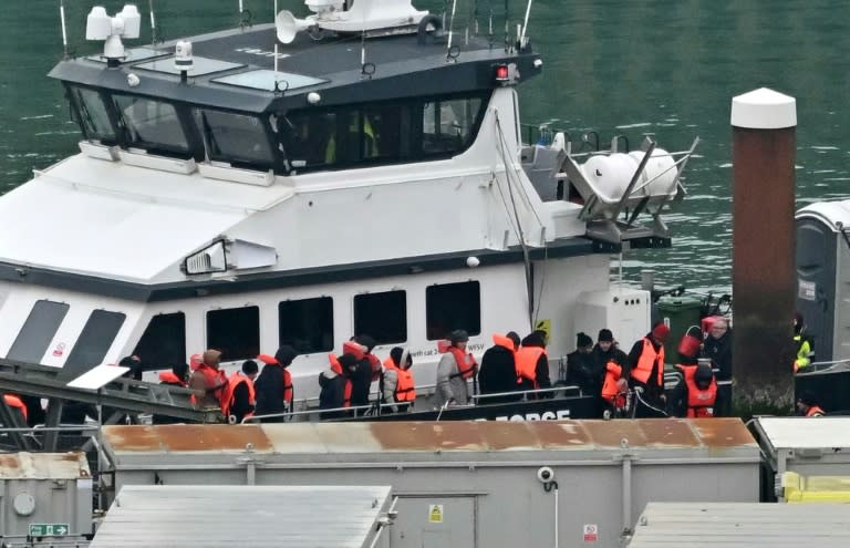 Des migrants secourus dans la Manche arrivent au port de Douvres, en Angleterre, le 17 janvier 2024 (Ben Stansall)