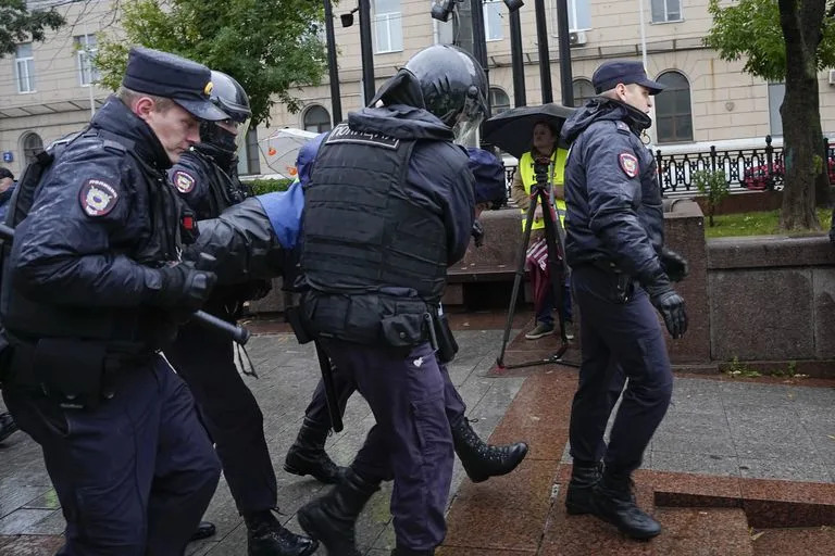 Varios polic&#xed;as cargan a un manifestante detenido durante una protesta contra una movilizaci&#xf3;n parcial de reservistas en Mosc&#xfa;, el s&#xe1;bado 24 de septiembre de 2022. (AP Foto)