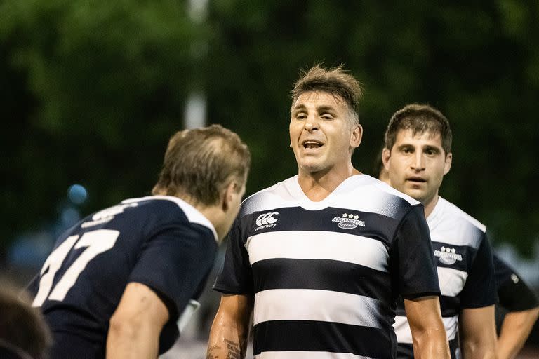 El tucumano Julio Farías, ex Puma, jugando por los Classic en la gran noche de Duendes