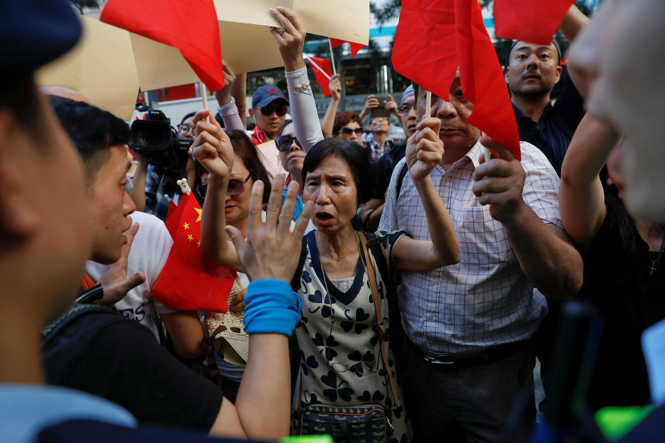 <p>Police divides pro-China and pro-democracy protesters facing each other in central Hong Kong, China as the city marks the 20th anniversary of the city’s handover from British to Chinese rule, June 30, 2017. (Photo: Damir Sagolj/Reuters) </p>