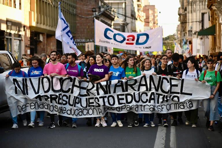 Las universidades públicas de la Argentina realizan este martes 23 de abril una marcha en reclamo por mayor presupuesto