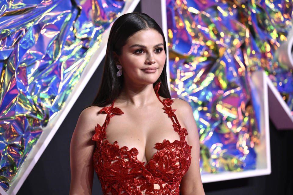 Selena Gomez llega a los Premios MTV a los Videos Musicales el 12 de septiembre de 2023, en el Prudential Center en Newark, Nueva Jersey. (Foto Evan Agostini/Invision/AP)