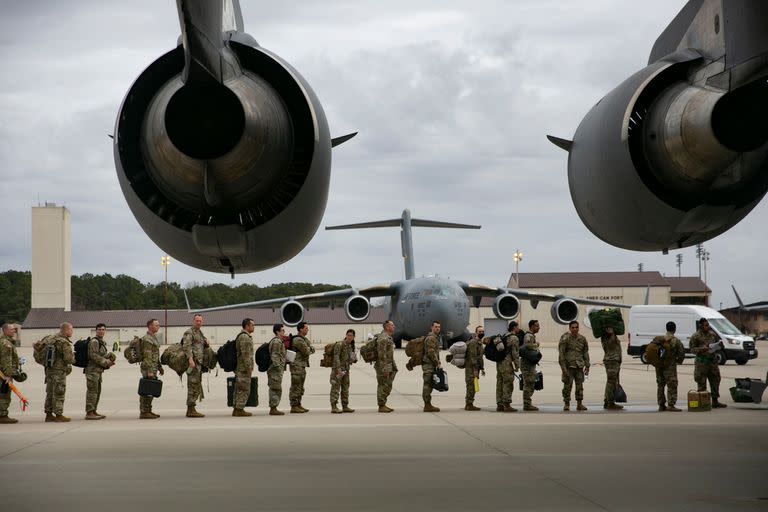 En la TV rusa hablaron de matar soldados estadounidenses para influir en la opinión pública norteamericana. (Tropas estadounidenses se despliegan hacia Europa desde el aeródromo Pope Army en Fort Bragg, Carolina del Norte, el 3 de febrero de 2022).