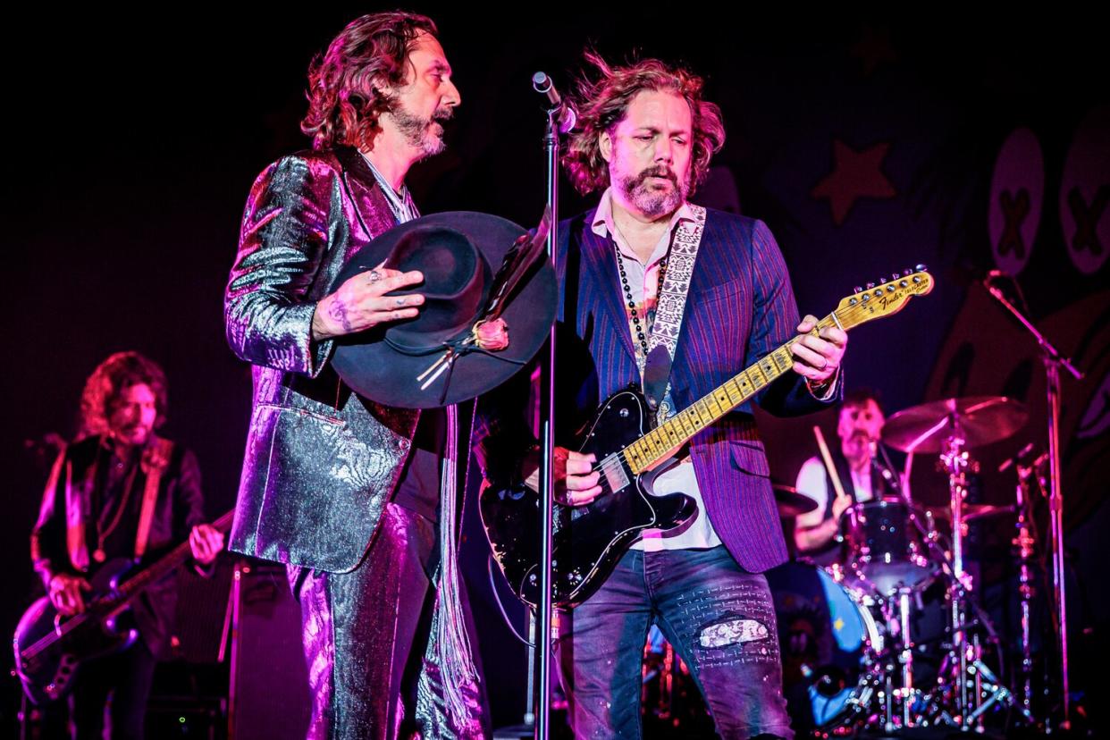 Black Crowes' Rich Robinson shoves invader off stage with his guitar