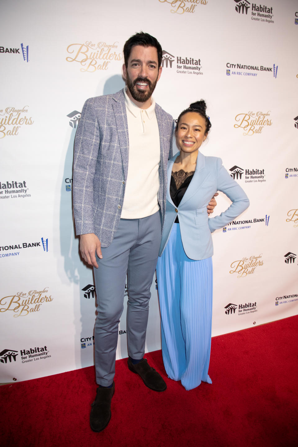 BEVERLY HILLS, CALIFORNIA - MARCH 08: Drew Scott and Linda Phan walk the red carpet for Habitat LA's 2023 Los Angeles Builders Ball at The Beverly Hilton on March 08, 2023 in Beverly Hills, California. (Photo by Ella Hovsepian/Getty Images)