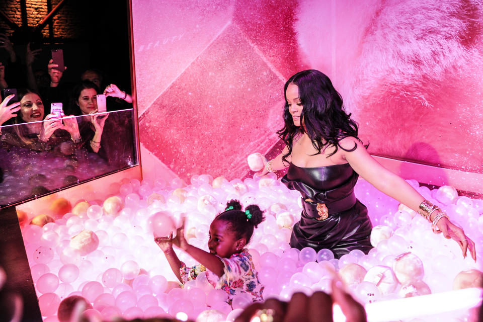 Rihanna und ihre Nichte im Bällebad (Bild: Splash News)