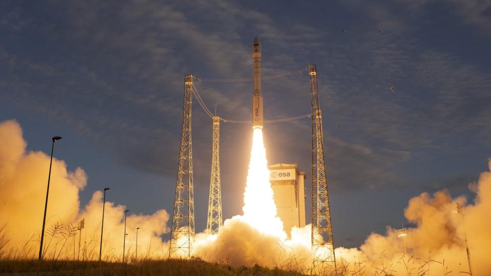 Eine Vega-Trägerrakete startet auf dem europäischen Weltraumbahnhof Kourou. Wirtschaftsminister Altmaier will die Möglichkeit eines deutschen Weltraumbahnhofs prüfen.